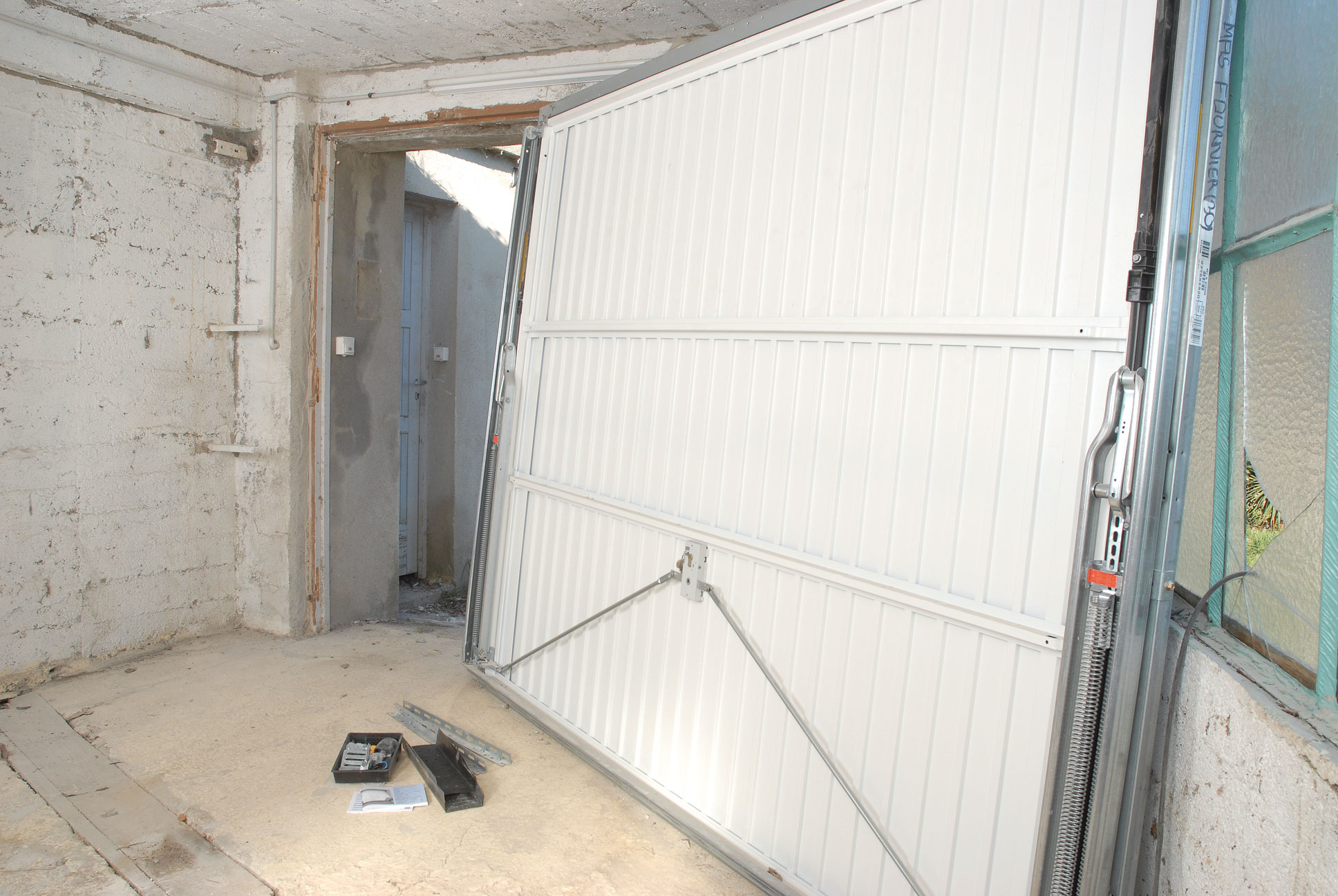 Installer une porte de garage sectionnelle - Tuto bricolage avec Robert 
